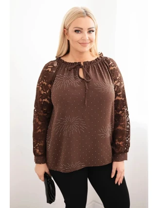Dámská blůza Plus Size s krajkovými rukávy a ozdobným výstřihem hnědá