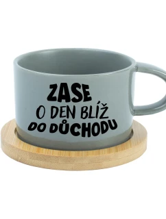 ZASE O DEN BLÍŽ DO DŮCHODU - šedý hrníček makronka 200 ml