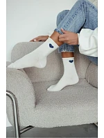 Dámské Ecru bezuciskové ponožky s tmavě modrým srdcem