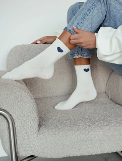 Dámské Ecru bezuciskové ponožky s tmavě modrým srdcem