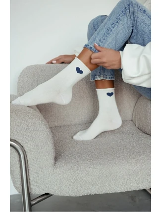 Dámské Ecru bezuciskové ponožky s tmavě modrým srdcem