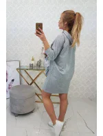 Šedé šaty s kapucí