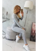 Souprava s řasením na halence šedé barvy Souprava s řasením na halence šedé barvy