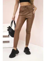 Dámské kalhoty z eko kůže s vázáním a rozparkem na nohavici hnědé