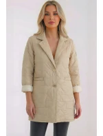Dámská bunda Plus Size prošívaná s ozdobnými knoflíky a límcem tmavě béžová