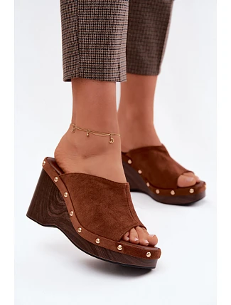 Dámské sandály na platformě z imitace semiše zlaté spony Camel Norvia Dámské sandály na platformě z imitace semiše zlaté spony Camel Norvia