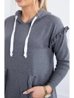 Šaty s ozdobnými volánky a kapucí v grafitové barvě