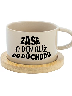 ZASE O DEN BLÍŽ DO DŮCHODU - krémový hrníček makronka 200 ml