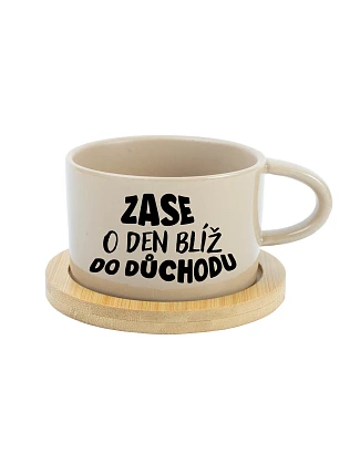 ZASE O DEN BLÍŽ DO DŮCHODU - krémový hrníček makronka 200 ml ZASE O DEN BLÍŽ DO DŮCHODU - krémový hrníček makronka 200 ml