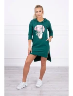 Šaty s delšími zády a barevným potiskem tmavě zelené barvy