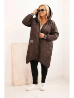 Dámská bunda Plus Size prošívaná s kapucí a sportovními manžetami hnědá
