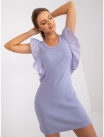 Ležérní fialové pruhované šaty s volány