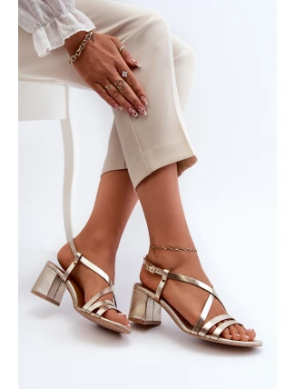 Sametové sandály na nízkém podpatku Maciejka 06653-25 Zlaté