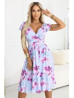 425-14 MATILDE Blinkered midi šaty s obálkovým výstřihem a krátkými rukávy - modré s růžovými květy