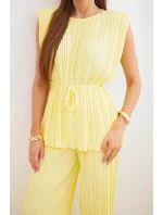 Dámský viskózový plisovaný komplet s vázanou blůzou a širokými kalhotami žlutý