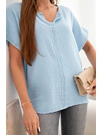 Dámská bavlněná mušelínová oversize halenka s výstřihem do V a krajkou modrá