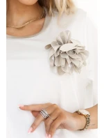 592-1 Pohodlná halenka s květinovou aplikací na rameni - ECRU 592-1 Pohodlná halenka s květinovou aplikací na rameni - ECRU