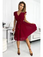 POLINA - Dámské plisované šaty ve vínové bordó barvě s výstřihem a volánky 374-2