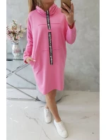 Šaty s kravatou ve světle růžové barvě