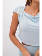 Dámský komplet s blůzkou ozdobenou sponou a přiléhavou sukní modrý Dámský komplet s blůzkou ozdobenou sponou a přiléhavou sukní modrý