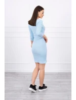 Přiléhavé šaty s modrým výstřihem