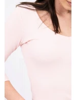 Přiléhavé šaty s výstřihem pudrově růžové