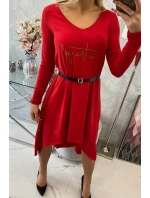 Šaty s ozdobným páskem a červeným nápisem Šaty s ozdobným páskem a červeným nápisem