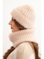 Dámský komplet čepice a šály zimní nadýchaný s ozdobným emblémem béžový Dámský komplet čepice a šály zimní nadýchaný s ozdobným emblémem béžový