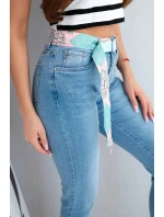 Dámské džíny s vysokým pasem a volnou nohavicí