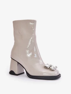 Lakované Dámské Kotníkové Boty Na Podpatku S Ozdobou D&A Světle šedé