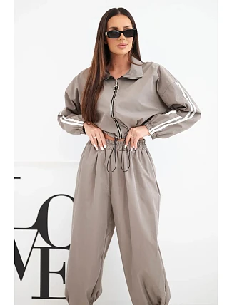 Dámská bavlněná souprava s oversized kalhotami a kontrastními lampasy fango zelená Dámská bavlněná souprava s oversized kalhotami a kontrastními lampasy fango zelená