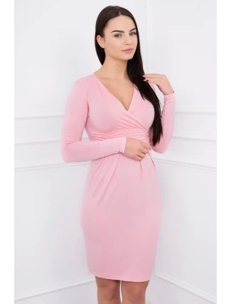 Přiléhavé šaty s průstřihem pod prsy v pudrově růžové barvě