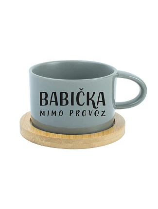 BABIČKA MIMO PROVOZ - šedý hrníček makronka 200 ml BABIČKA MIMO PROVOZ - šedý hrníček makronka 200 ml