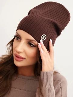 Dámská čepice s proužky a ozdobným knoflíkem s přídavkem viskózy a modalu hnědá