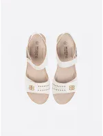 Výborné bílé dámské  sandály na klínku