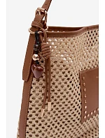 Beige kabelka s pleteným a přívěskem na léto Fayette