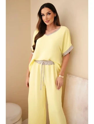 Komplet z viskózy se zlatým obšitím žlutý