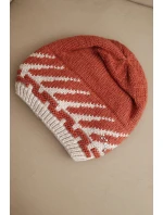 Dámská zimní čepice z vlny s geometrickým vzorem a kamínky K469 ruda