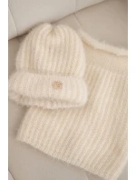 Dámský set čepice a nákrčníku zimního nadýchaného s ozdobným emblémem ecru Dámský set čepice a nákrčníku zimního nadýchaného s ozdobným emblémem ecru