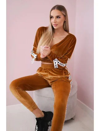 Velurová souprava s nápisem Queen camel