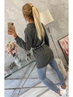 Šaty zdobené páskou grafitové barvy