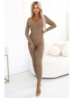 619-1 Pohodlný a elegantní žebrovaný dámský overal s výstřihem - moka pěna 619-1 Pohodlný a elegantní žebrovaný dámský overal s výstřihem - moka pěna