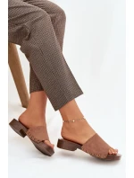 Ženské pantofle na plochém podpatku se zlatými přezkami Hnědé Girella