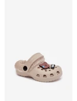 Dětské pěnové pantofle zateplené kožíškem s ozdobnými připínkami – khaki