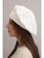 Dámská zimní čepice z vlny s volným střihem a ozdobným pletením K378 bílá