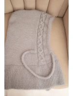 Dámská čepice s kapucí a pleteným vzorem šedá