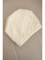 Dámská zimní čepice s ozdobným pletením a klasickým střihem K372 ecru