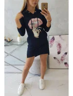 Šaty s delšími zády a barevným potiskem v tmavě modré barvě Šaty s delšími zády a barevným potiskem v tmavě modré barvě