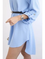 Šaty s delšími zády a pásem modrý