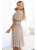 604-3 Smyslné bílé hrachové šaty s obálkovým výstřihem a ozdobným páskem - béžové